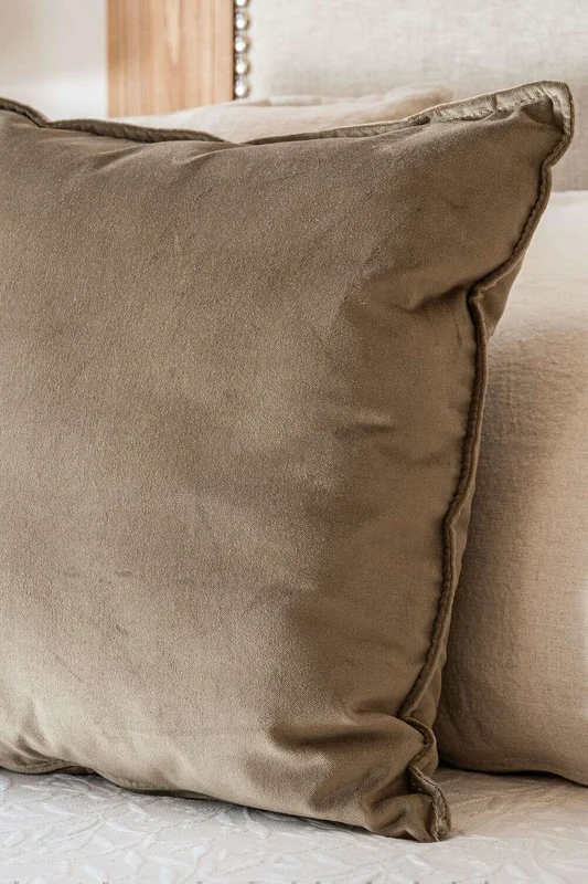 ALMOHADON TERCIOPELO OLIVA - 55 X 55 CMS en Verde oliva - Textiles, Uruguay | La Iberica, vista 8