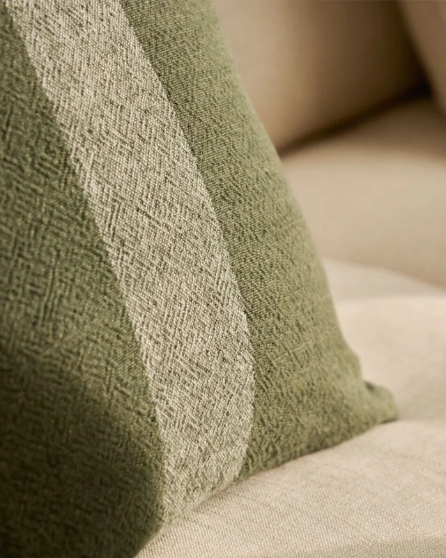 Almohadón Nurei de algodón y lino verde 50 x 50 cm en Verde - Textiles, Uruguay | Kavehome, vista 3