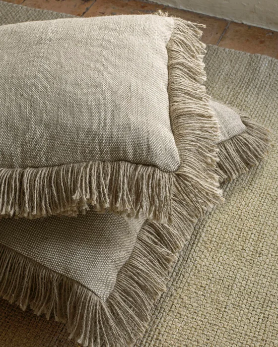 Almohadón Delcie de algodón beige con flecos de yute de 60 x 60 cm en Beige, Uruguay | Kavehome, vista 2