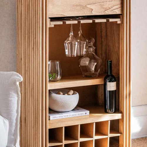 MUEBLE BAR CON BODEGUERO - ALAMO en Madera natural - Bibliotecas, Uruguay | La Iberica