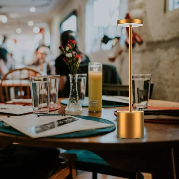 Lámpara de Mesa Nini Portátil Recargable Dimerizable Golden en Amarillo - Lámparas de mesa, Uruguay | Serlux, vista 2