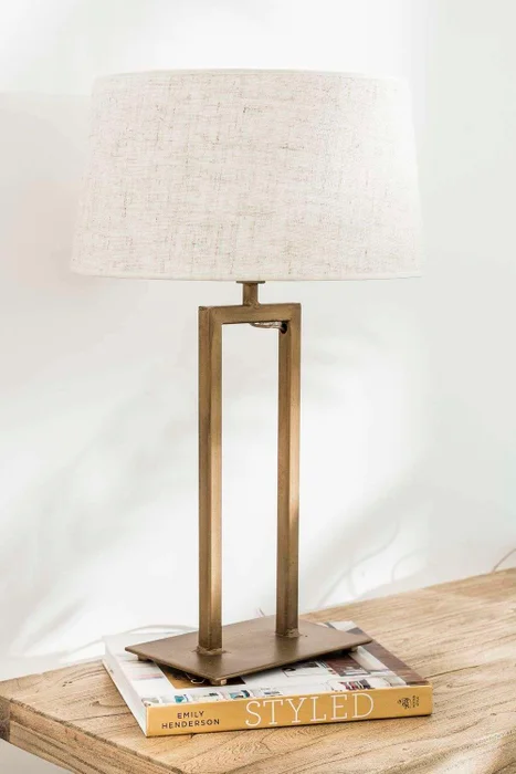 LAMPARA DE MESA GEOMETRICA - HIERRO DORADO en Dorado - Lámparas de mesa, Uruguay | La Iberica