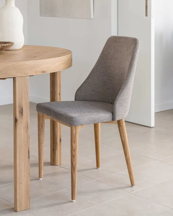 Silla Rosie de chenilla y patas de madera maciza de fresno con acabado natural - marrón en Marrón, Natural - Sillas, Uruguay | Kavehome, vista 2