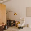 Lámpara de pie Madali de metal con acabado latón y mármol blanco en Amarillo - Lámparas de pie, Uruguay | Kavehome, vista 3 de 8