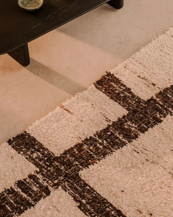 Alfombra Hadin jacquard gráfico de lana blanca y negro 160 x 230 cm en Beige - Alfombras, Uruguay | Kavehome, vista 3