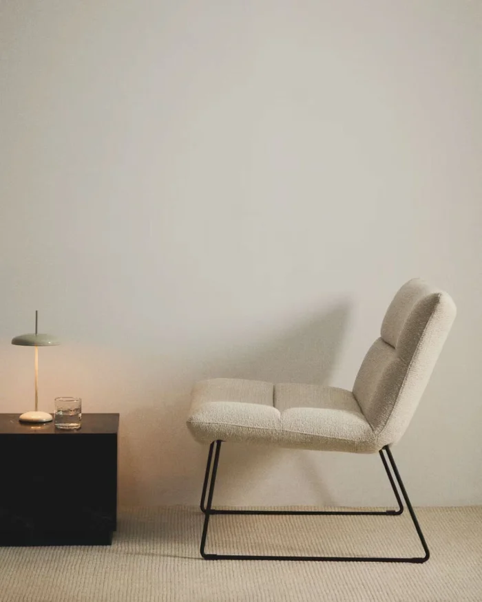 Butaca Asen - de chenilla beige y patas de acero negro FSC 100% en Beige - Butacas, banquetas y puffs, Uruguay | Kavehome, vista 2