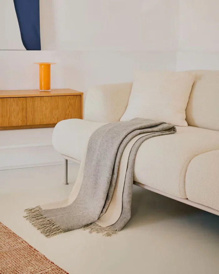 Manta Dakie doble faz mezcla lana gris melange y beige 170 x 130 cm en Gris - Textiles, Uruguay | Kavehome, vista 2