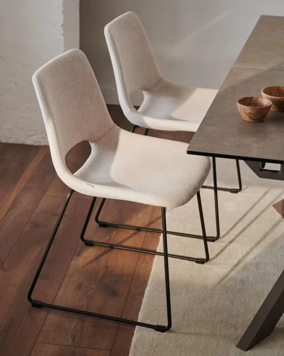 Silla Zahara beige y patas de acero con acabado negro en Beige - Sillas, Uruguay | Kavehome, vista 2