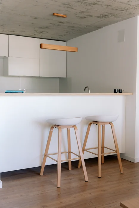 Butaca Taburete Barra Shell - Blanca en Blanco – Material: Estructura de Acero (pintada, simula madera) – Asiento en Res - Butacas, banquetas y puffs, Uruguay | Berna home, vista 2