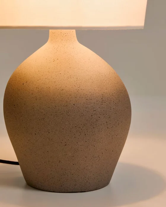 Lámpara de mesa grande Viona con efecto de piedra texturizado y pantalla de algodón en Gris - Lámparas de mesa, Uruguay | Kavehome, vista 3