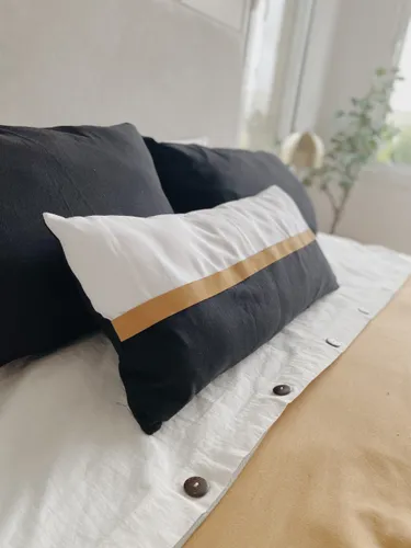 Almohadón black horizontal en blanco, beige, gris, negro, mostaza, camel, rayados - Textiles, Uruguay | Dreams On Time