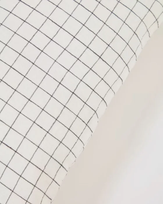 Almohadón Maialen 100% lino cuadros blanco y rayas negro 45 x 45 cm en Blanco - Textiles, Uruguay | Kavehome, vista 2