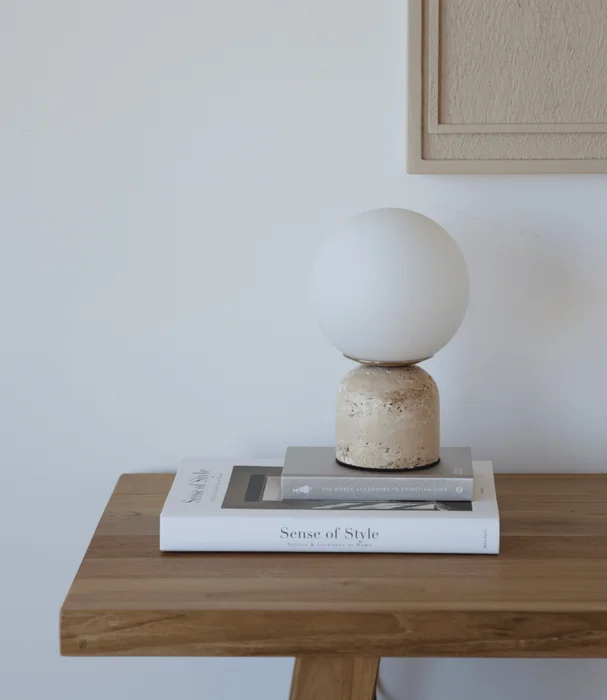 L. MESA ESFERA TRAVERTINO en Beige - Lámparas de mesa, Uruguay | Masinfinito Casa, vista 2