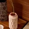 Jarrón Arisa de papel maché blanco - 22 cm en Blanco - Jarrones, Uruguay | Kavehome, vista 3 de 6