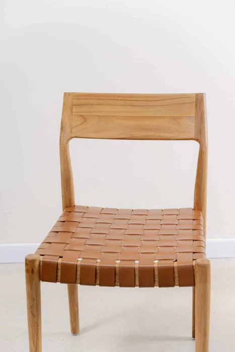 Silla en teca y cuero marrón en Madera natural - Sillas, Uruguay | Entrecasa, vista 5