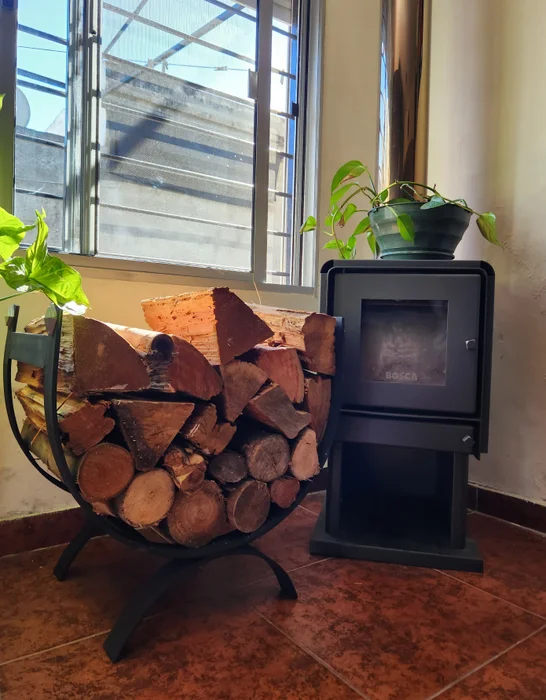 Leñero de Hierro Modelo U en Negro - Muebles para el exterior, Uruguay | Quemadores de Jardín, vista 2