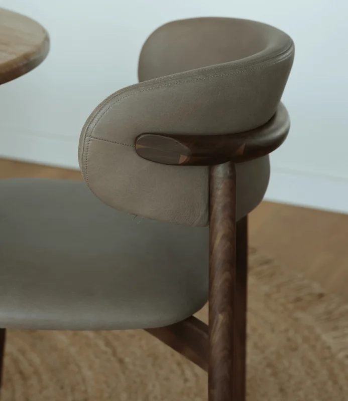 SILLA HERNAN NOGAL Y CUERO en Marrón - Sillas, Uruguay | Más Infinito Casa, vista 3