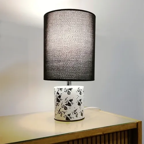 Lámpara de mesa Engla pantalla Negra en Multicolor - Lámparas de mesa, Uruguay | Alta Gracia Deco