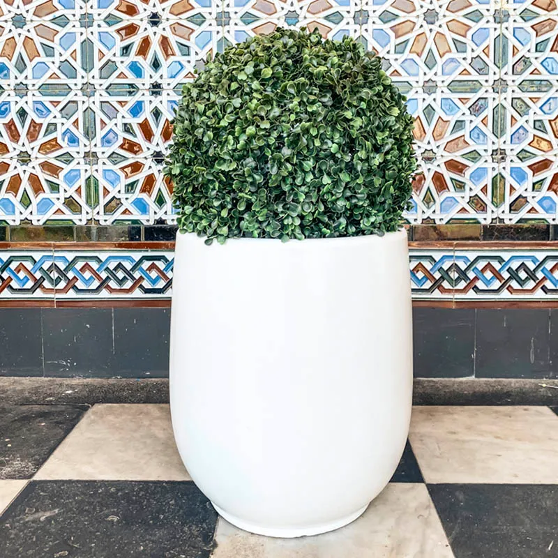 Maceta Mykonos cerámica Mediana blanca/negra en Blanco - Macetas, Uruguay | Alta Gracia Deco