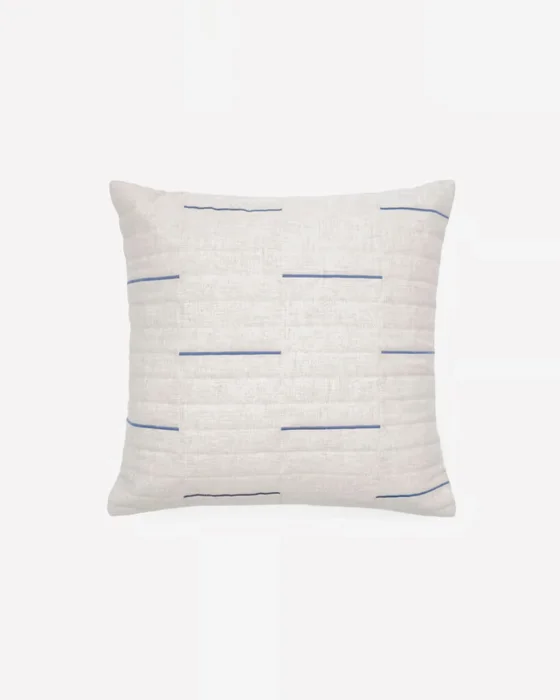 Almohadón Blaina de algodón y lino blanco con detalle bordado azul 45 x 45 cm en Azul, Blanco - Textiles, Uruguay | Kavehome