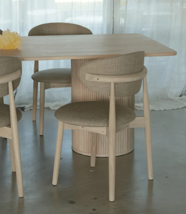 SILLA EMMA ROBLE TAPIZADA en Madera natural - Sillas, Uruguay | Más Infinito Casa