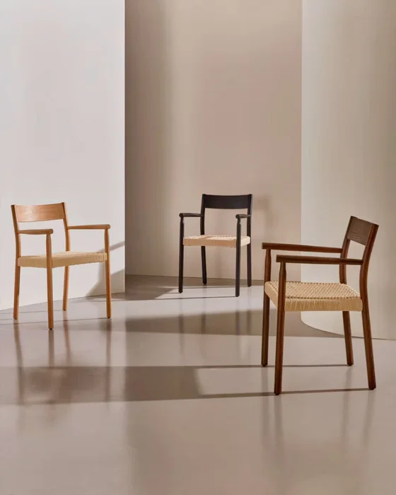 Silla Yalia de madera maciza de roble con acabado natural y asiento de cuerda FSC 100% en Marrón - Sillas, Uruguay | Kavehome, vista 3