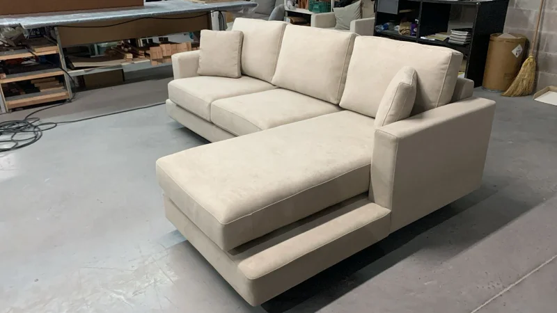 Sofa con Chaise Dublin 4 Cuerpos (240 cm) EASY CLEAN – Beige en Madera natural - Sillones y sofás, Uruguay | Berna Home, vista 4