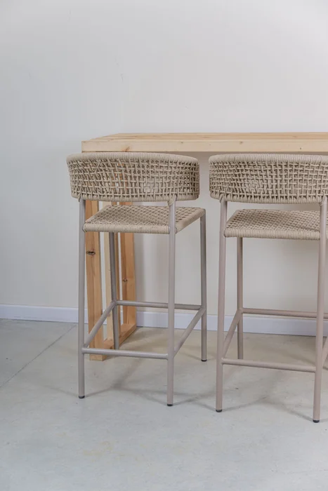 Banqueta de barra en cuerda náutica beige y aluminio en Beige - Butacas, banquetas y puffs, Uruguay | Entrecasa, vista 3