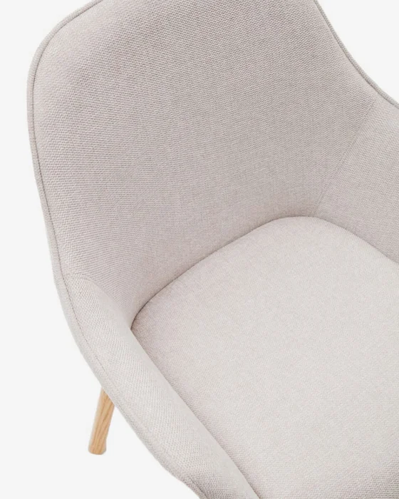 Silla Aleli - de chenilla beige y patas de madera maciza de fresno con acabado natural en Beige - Sillas, Uruguay | Kavehome, vista 5