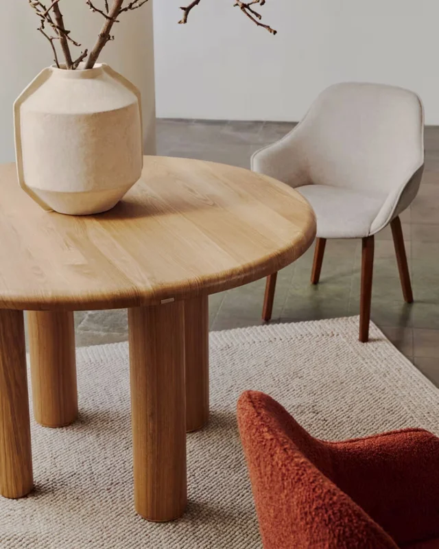 Mesa redonda Mailen - en chapa de fresno con acabado natural Ø 120 cm en Madera natural - Mesas de comedor, Uruguay | Kavehome, vista 3