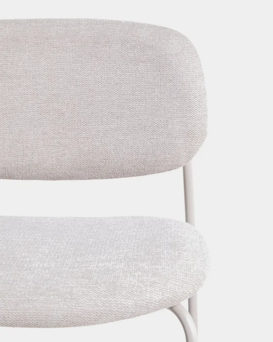 Taburete apilable Meli de chenilla beige y patas de metal beige 65 cm en Beige - Butacas, banquetas y puffs, Uruguay | Kavehome, vista 2