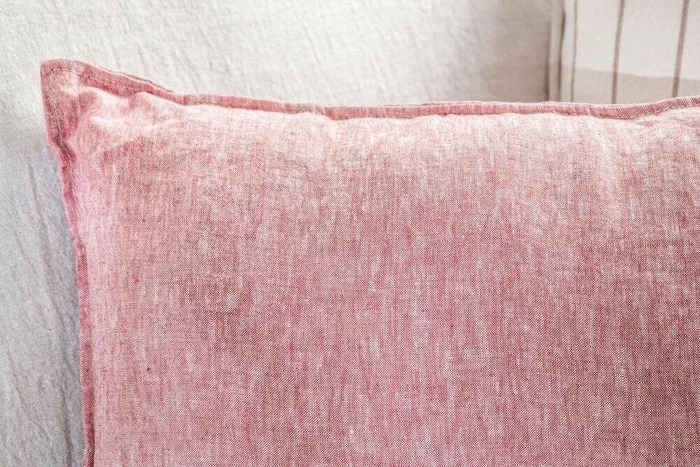 ALMOHADON PAZ - LINO DENIM CHERRY - 70 X 43 CMS en Rosa - Textiles, Uruguay | La Iberica, vista 4