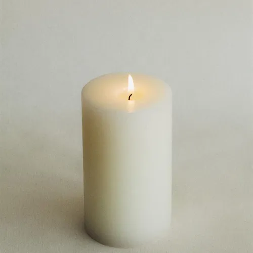 VELA DECORATIVA CILÍNDRICA en Off-white - Velas y Portavelas, Uruguay | Zara Home