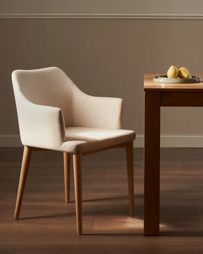 Silla Croft de chenilla y patas de madera maciza de fresno - beige en Beige - Sillas, Uruguay | Kavehome, vista 2