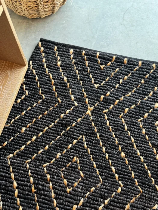 ALFOMBRA NEGRA YUTE CON ROMBOS NATURAL en Negro - Alfombras, Uruguay | Masinfinito Casa