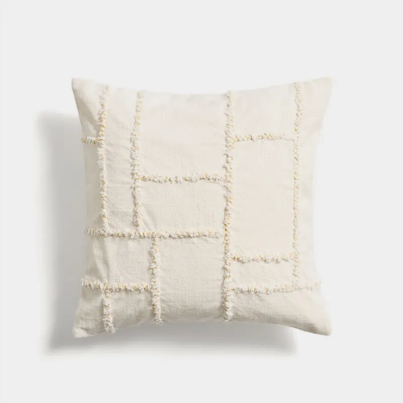 Almohadón Verion con detalle geométrico bordado amarillo 45 x 45 cm en Amarillo - Textiles, Uruguay | Kavehome