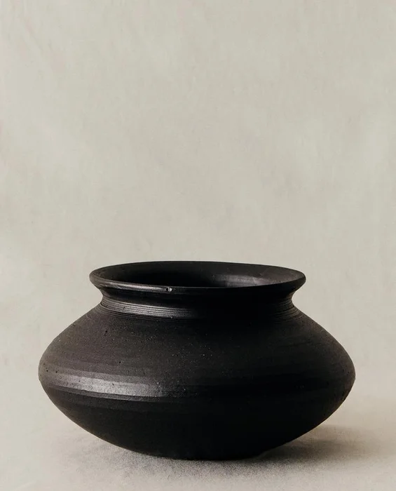 JARRÓN DECORATIVO OVALADO en Negro - Jarrones, Uruguay | Zara Home