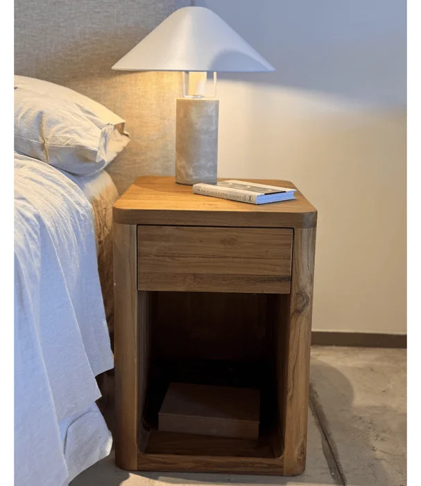 MESA DE LUZ TEKA NATURAL en Madera natural - Mesas de luz, Uruguay | Más Infinito Casa