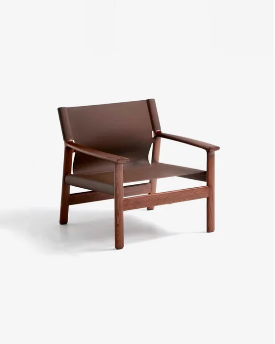 Butaca Jan de fibras de cuero reciclado - marrón oscuro y madera maciza de fresno con acabado tono nogal FSC 100% en Marrón - Butacas, banquetas y puffs, Uruguay | Kavehome