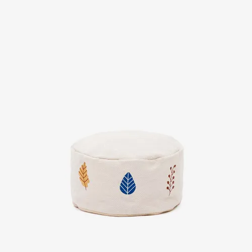 Puf Yanil 100% algodón blanco con bordado de hojas multicolor Ø 40 cm en Multicolor - Butacas, banquetas y puffs, Uruguay | Kavehome