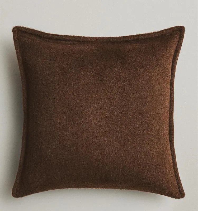 FUNDA COJÍN PELO en Marrón - Textiles, Uruguay | Zara Home