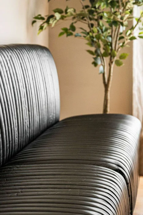 SILLON DE COMEDOR FERRARO - CUERO ITALIANO NEGRO - 1.53 MTS en Negro - Sillones y sofás, Uruguay | La Iberica, vista 17
