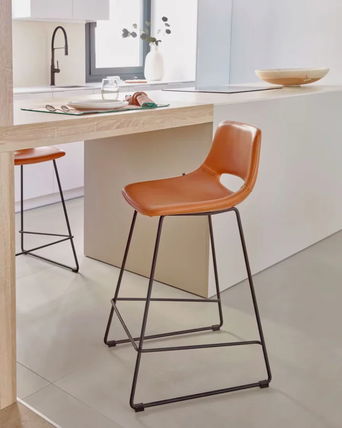 Taburete Zahara piel sintética marrón y acero con acabado negro altura 76 cm en Marrón - Butacas, banquetas y puffs, Uruguay | Kavehome, vista 2