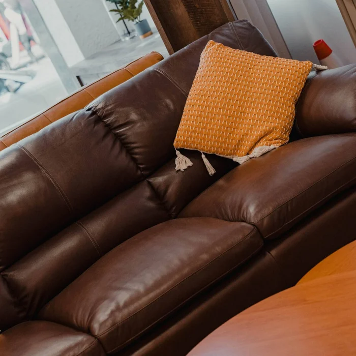 Sillón %100 Cuero - 3 Cuerpos - Premium - Caramelo en Marrón - Sillones y sofás, Uruguay | Rústico Hogar, vista 3