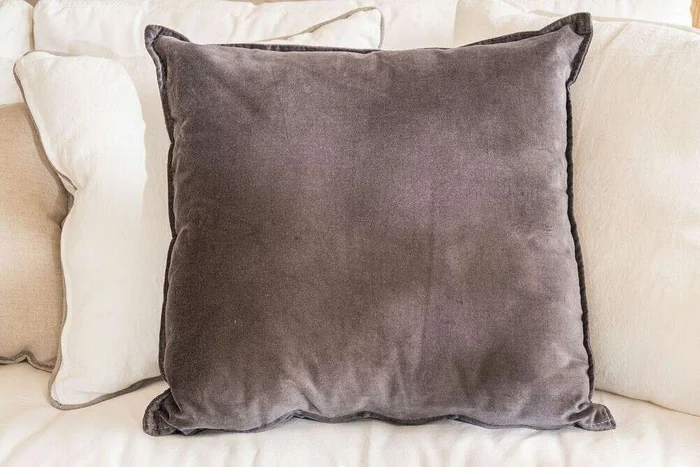 ALMOHADON TERCIOPELO GRIS - 55 X 55 CMS en Gris - Textiles, Uruguay | La Iberica