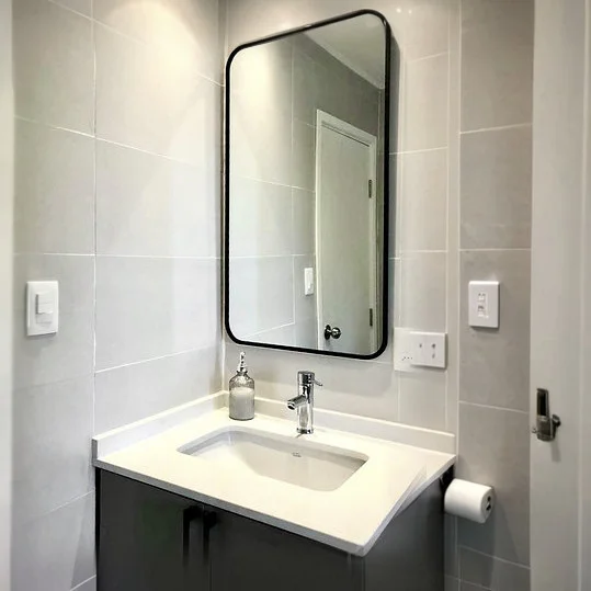 Espejo Rectangular Mediano en Negro - Dormitorio, Uruguay | Casa Ernesta