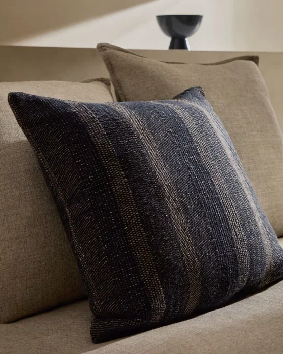 Almohadón Sunta de algodón, rayas azul oscuro 50 x 50 cm en Azul - Textiles, Uruguay | Kavehome, vista 2