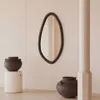 Espejo Magrit de madera maciza de mungur con acabado negro Ø 60 x 110 cm en Negro - Espejos, Uruguay | Kavehome, vista 2 de 6