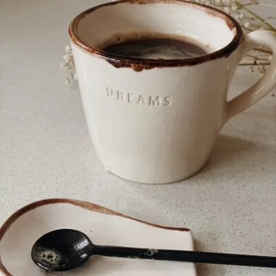 Taza + apoya cucharita en blanco cálido con detalle en tono tierra (puede variar) - Decoración, Uruguay | Dreams On Time, vista 2