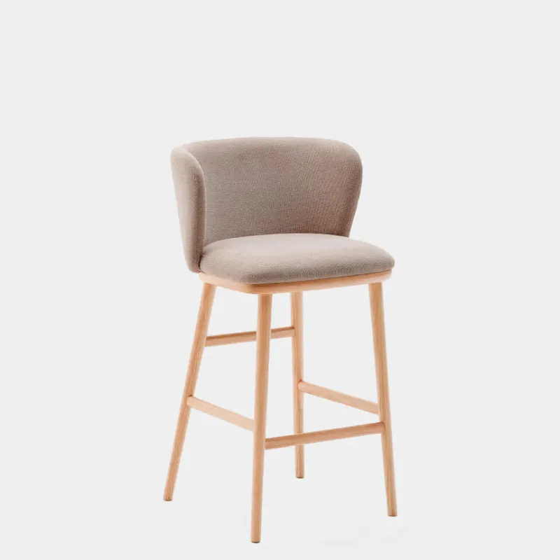 Taburete Ciselia chenilla - marrón y madera maciza fresno acabado tono natural 65cm en Marrón - Butacas, banquetas y puffs, Uruguay | Kavehome